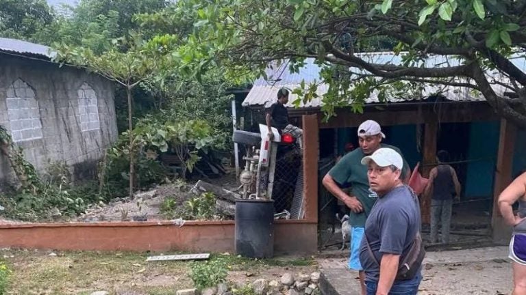 Ocho heridos en la CA-13: Vehículo que intentaba rebasar se estrella contra una casa