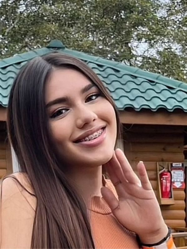 joven transfiere dinero a novia