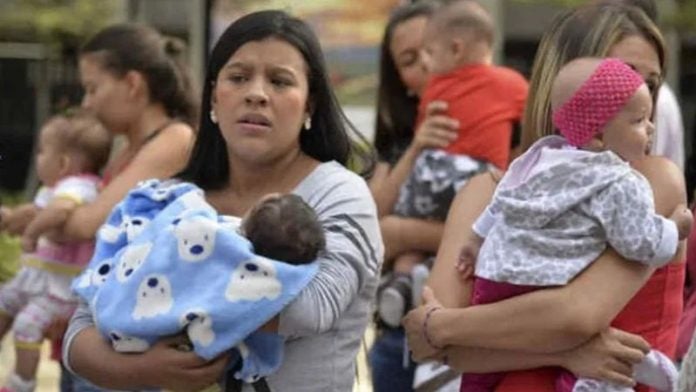Solas pero fuertes: Más de 30 mil hondureñas se convirtieron en madres solteras este 2025