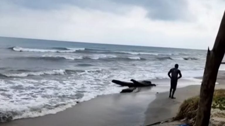 Alrededor de 20 viviendas en peligro por fuerte marejada en Corozal, La Ceiba