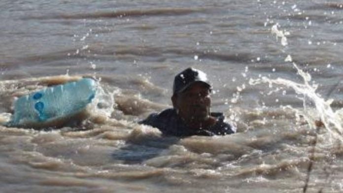 Migrantes se arriesgan en el mar de California ante cerco de Trump en tierra