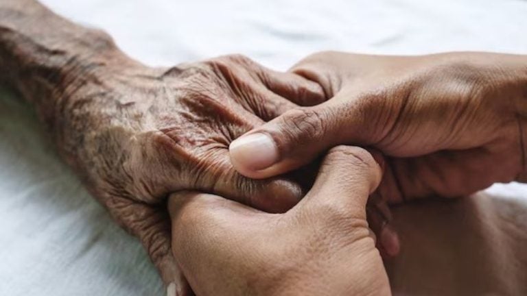 "Mi madre murió hace 15 días en el IHSS; esperando la cirugía", revela hondureño