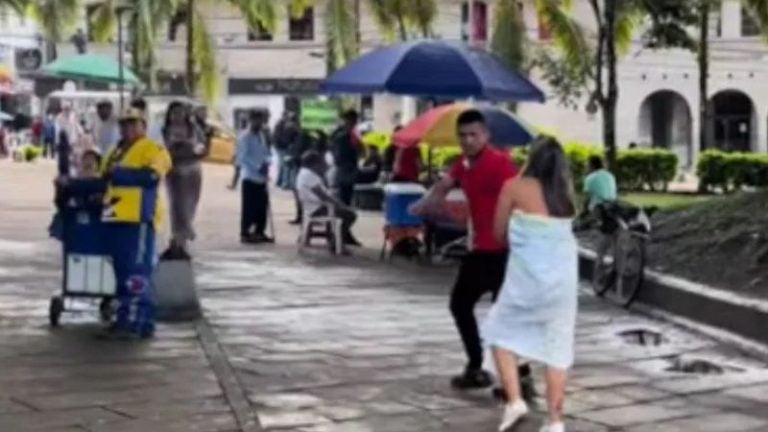 Entre lágrimas, mujer sale de motel y pide perdón a hombre por infidelidad
