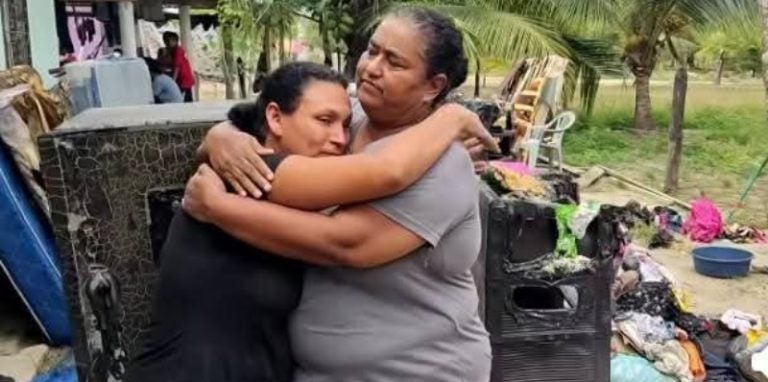 Mujer pierde su vivienda en incendio provocado por su hijo en Colón