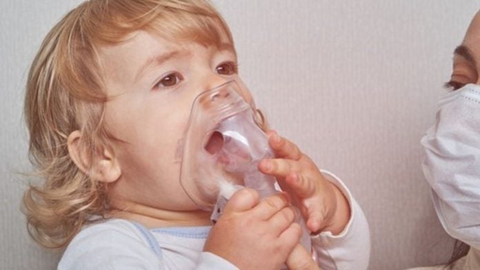Síntomas que aumentan el riesgo de neumonía grave en niños, según estudio