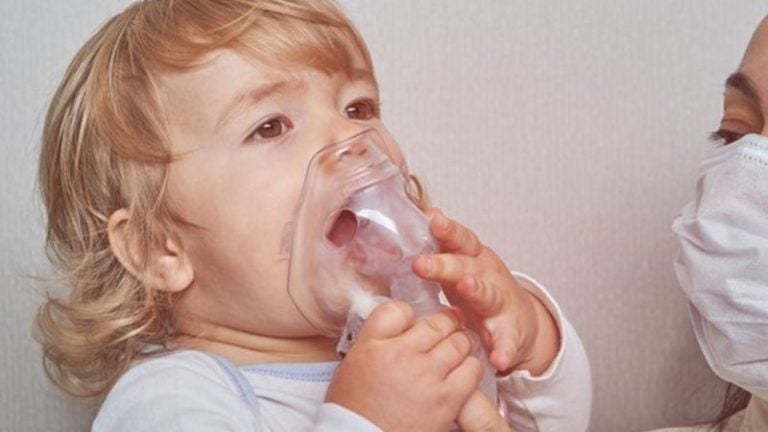 Síntomas que aumentan el riesgo de neumonía grave en niños, según estudio