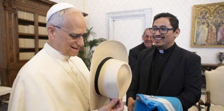 Papa León XIV recibe sombrero de junco y bandera hondureña 