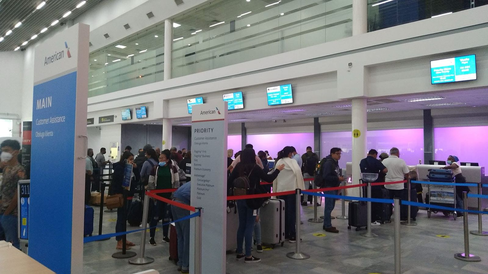 Pasajeros en aeropuerto 