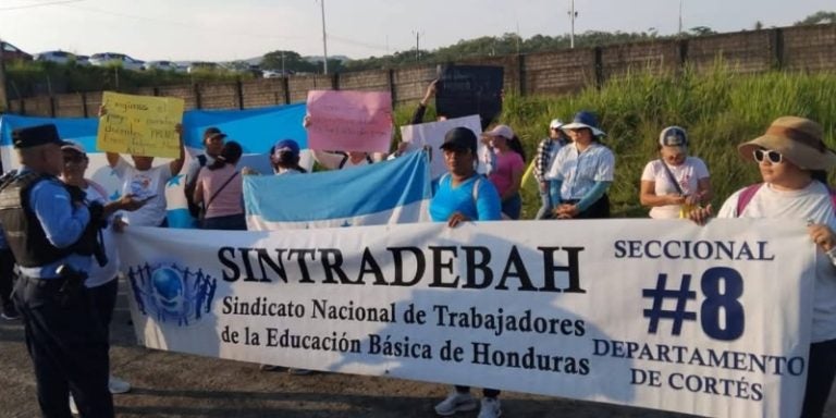 ¡Indignación! Maestros de Proheco protestan en Puerto Cortés por falta de pago