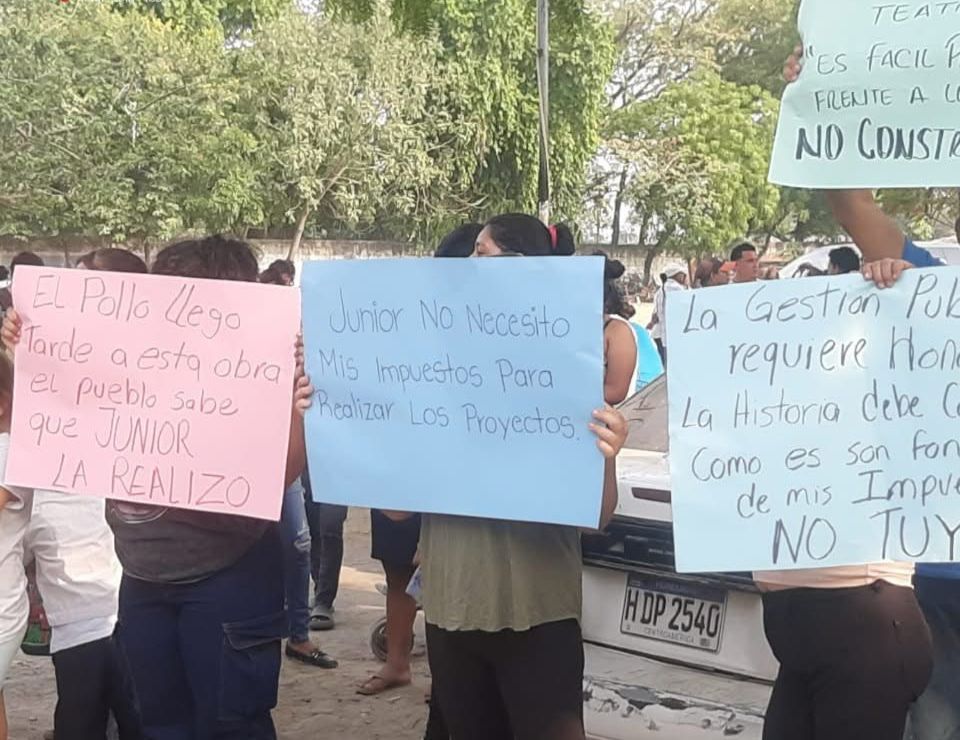 Protesta padres de familia.