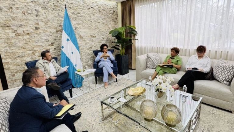 Amhon presenta reglamento de deudores alimentarios a la CSJ