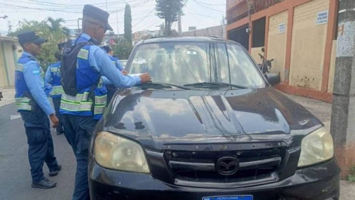 Refuerzan uso de stickers para sancionar vehículos mal estacionados en la capital