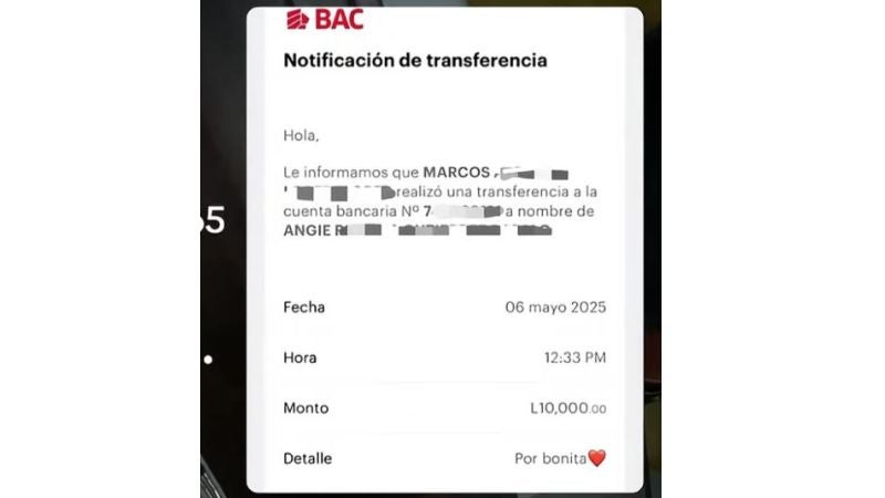 joven transfiere dinero a novia