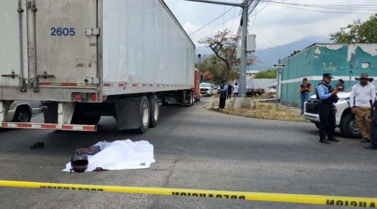 Motociclista pierde la vida en accidente con rastra en la 20 calle de SPS