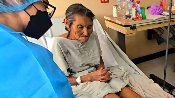 Abuelita con gusano barrenador abandonada en el Hospital Escuela
