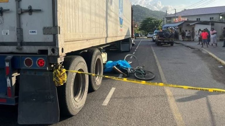 Don Toño cae de su bicicleta y rastra le pasa por encima en Omoa