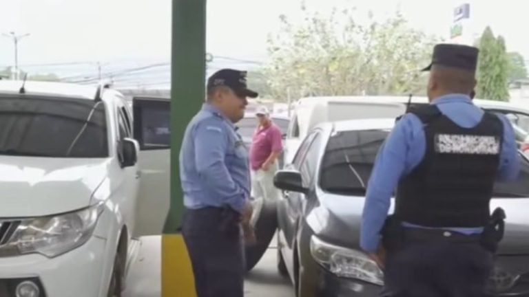 Hieren de bala a mujer en asalto al salir de restaurante en SPS