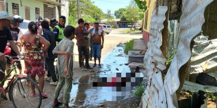 Violencia en Brisas del Ulúa: sicario en moto acribilla a joven que estaba sentado