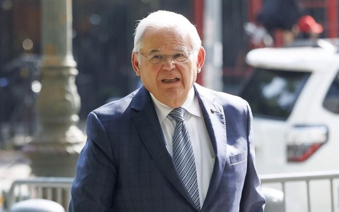 Exsenador estadounidense, Bob Menéndez, inicia su condena de 11 años por corrupción