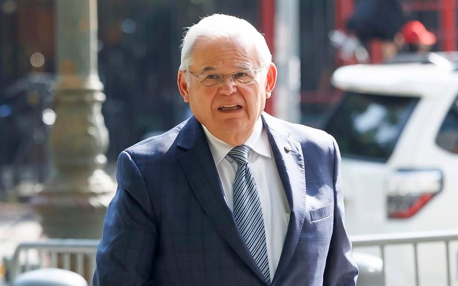 Exsenador estadounidense, Bob Menéndez, inicia su condena de 11 años por corrupción
