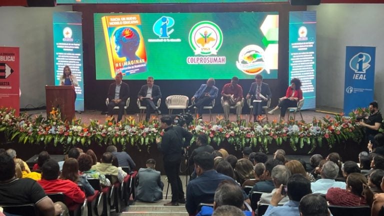 Colprosumah entrega a candidatos presidenciales las bases para un nuevo modelo educativo