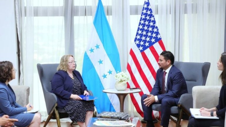 Canciller Bu Soto y Colleen Hoey se reúnen para reforzar cooperación bilateral