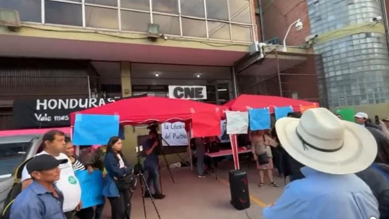 Candidatos independientes protestan frente al CNE en TGU para exigir su inscripción