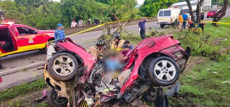Auto queda incrustado en un árbol Santa Cruz de Yojoa