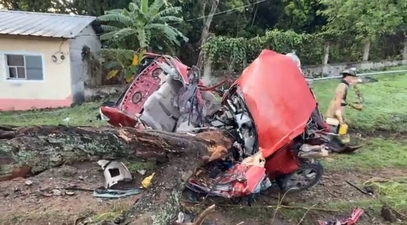 Auto queda incrustado en un árbol Santa Cruz de Yojoa