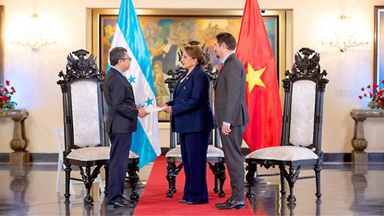 Xiomara Castro recibe cartas credenciales de embajadores de Zambia, UK y otros países
