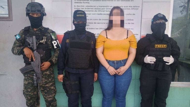 Oculta en sus partes íntimas, mujer intenta meter droga a cárcel de Ilama