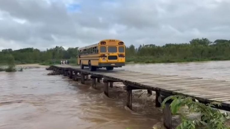 Conductor de bus cruza precario puente de madera sobre río en Olancho