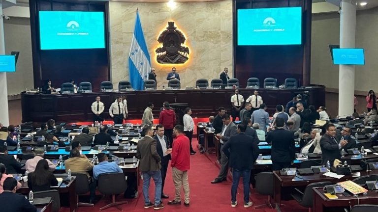 Con ausencia de diputados de oposición ratifican acta que contiene préstamos con la CAF