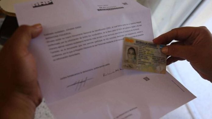 Denuncian retención DNI cancillería