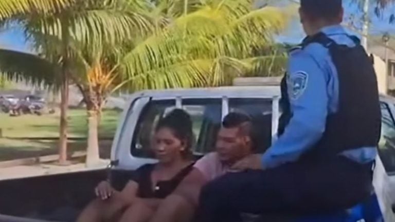«Yo se lo iba a insertar en el cuello»: detienen a pareja en Roatán tras protagonizar pelea en público