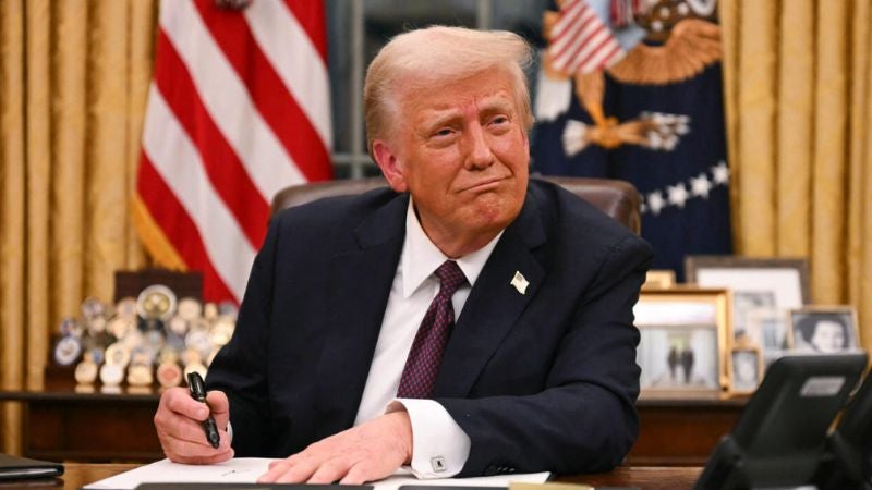 Trump firma acuerdo arancelario con China y prevé pacto con India