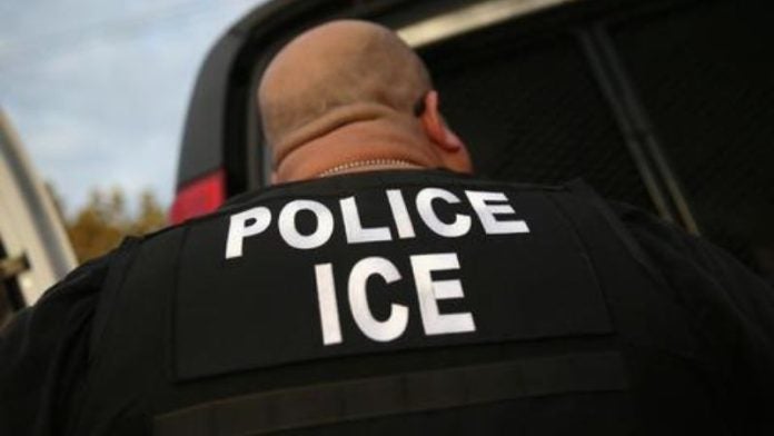 Florida entrega menor al ICE