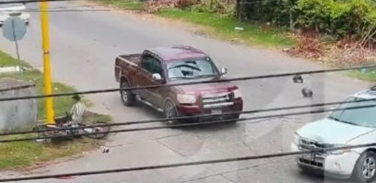 Video capta impactante accidente en La Ceiba: dos personas quedaron heridas