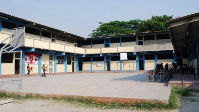 Estudiante apuñala a su compañero