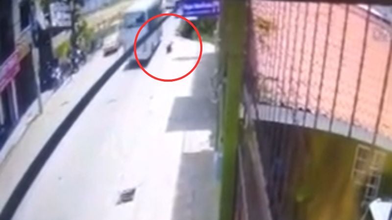 Estudiante es lanzada de autobús 