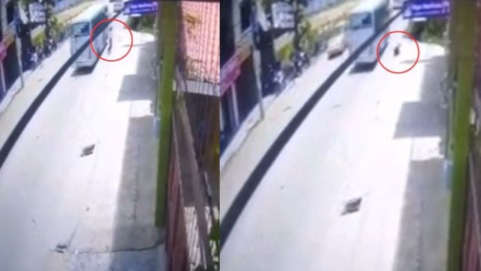 Estudiante es lanzada de autobús