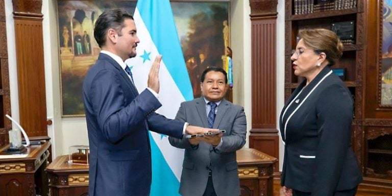Xiomara Castro juramenta a Javier Efraín Bú Soto como nuevo titular de Relaciones Exteriores