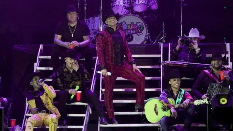 Grupo Firme cancela concierto en EE. UU. por revisión de visas
