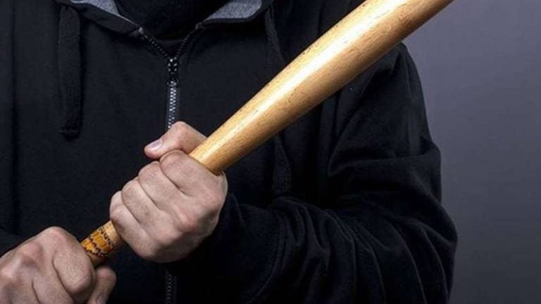 Médico recibe condena tras golpear con bate de béisbol al novio de su hija