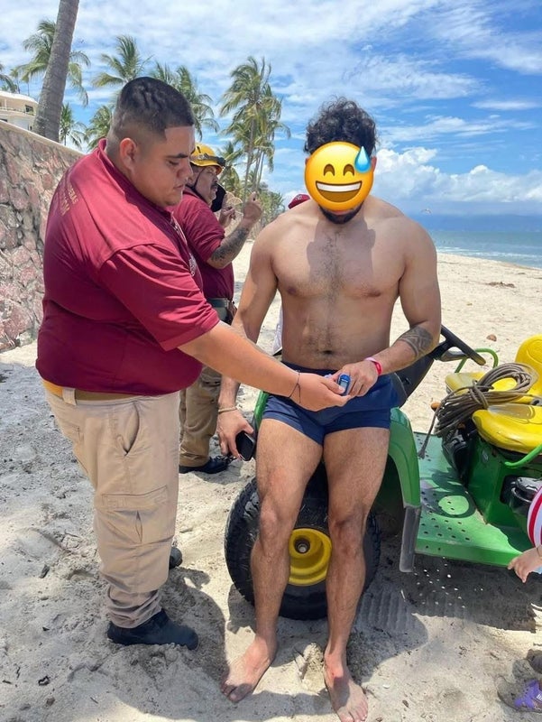 Joven queda colgado de palmera paracaídas