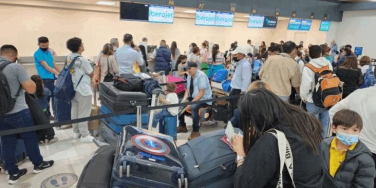Cancelación de vuelos que conectan a Honduras y España deja a más de dos mil hondureños varados