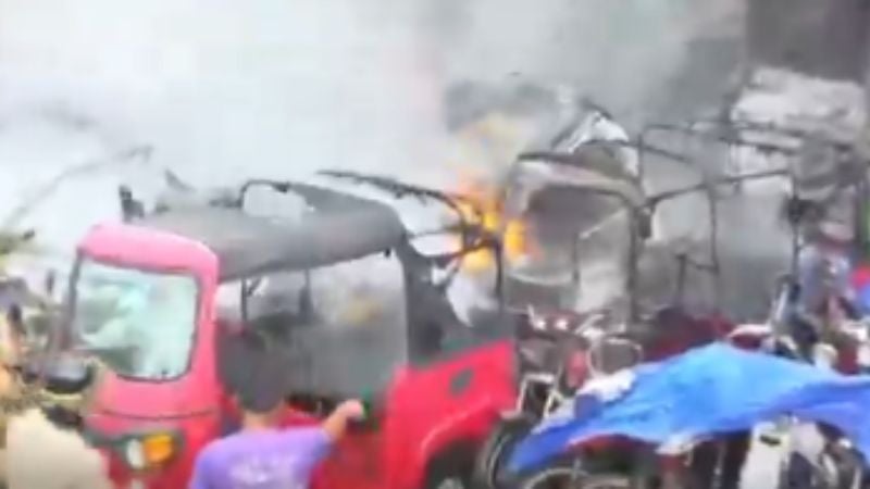 Incendio arrasa con yonker en Santa Ana