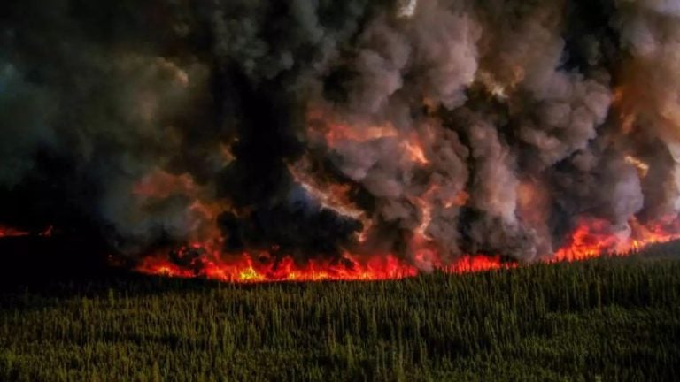 Devastador incendio forestal en Canadá destruye 300.000 hectáreas