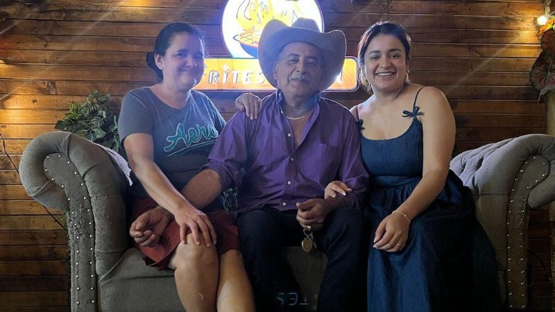 Jenny Claros y sus papás