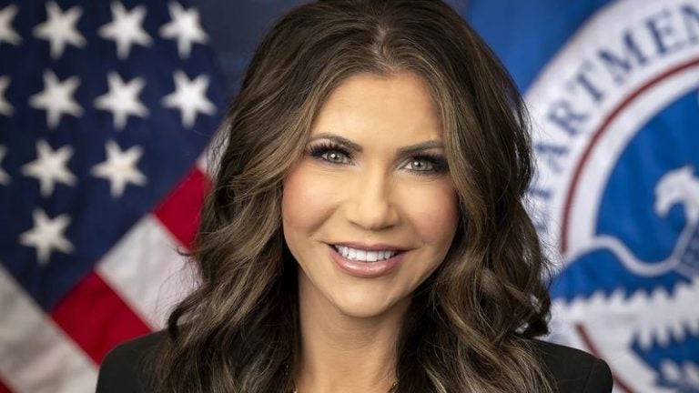 Hospitalizan a Kristi Noem, secretaria de Seguridad de EEUU